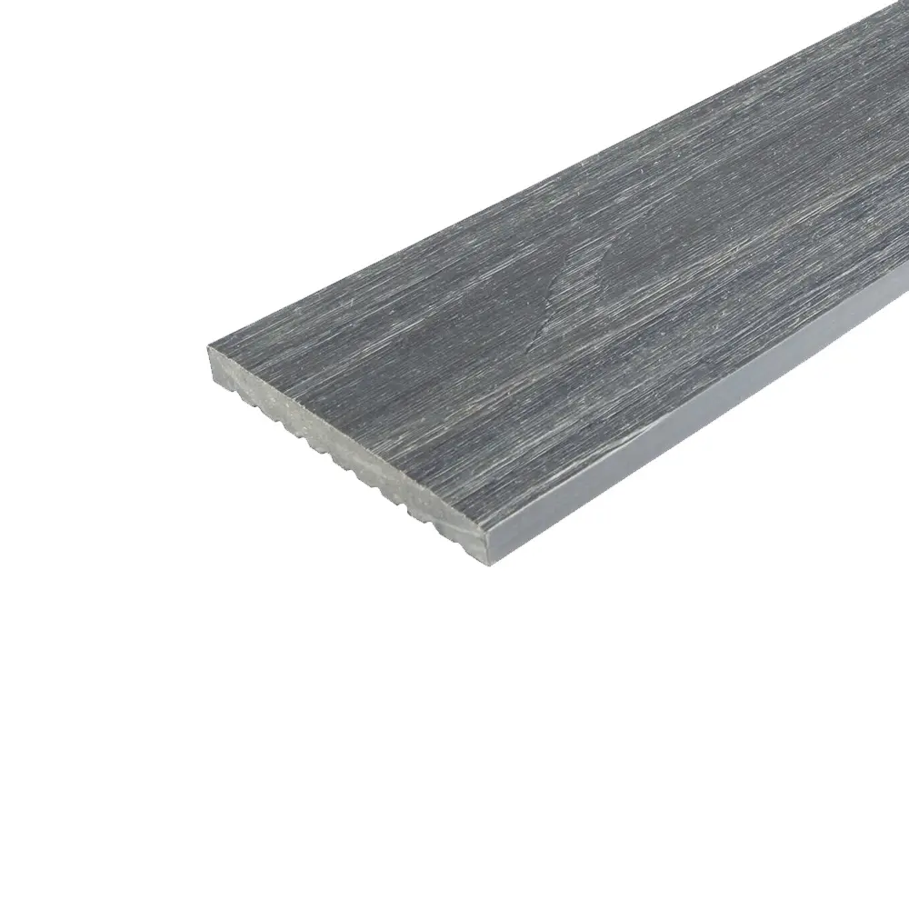 Lame de terrasse composite grise, texture imitation bois, forme rectangulaire, présentée en vue de dessus sur fond blanc. Réf./standard non lisible.