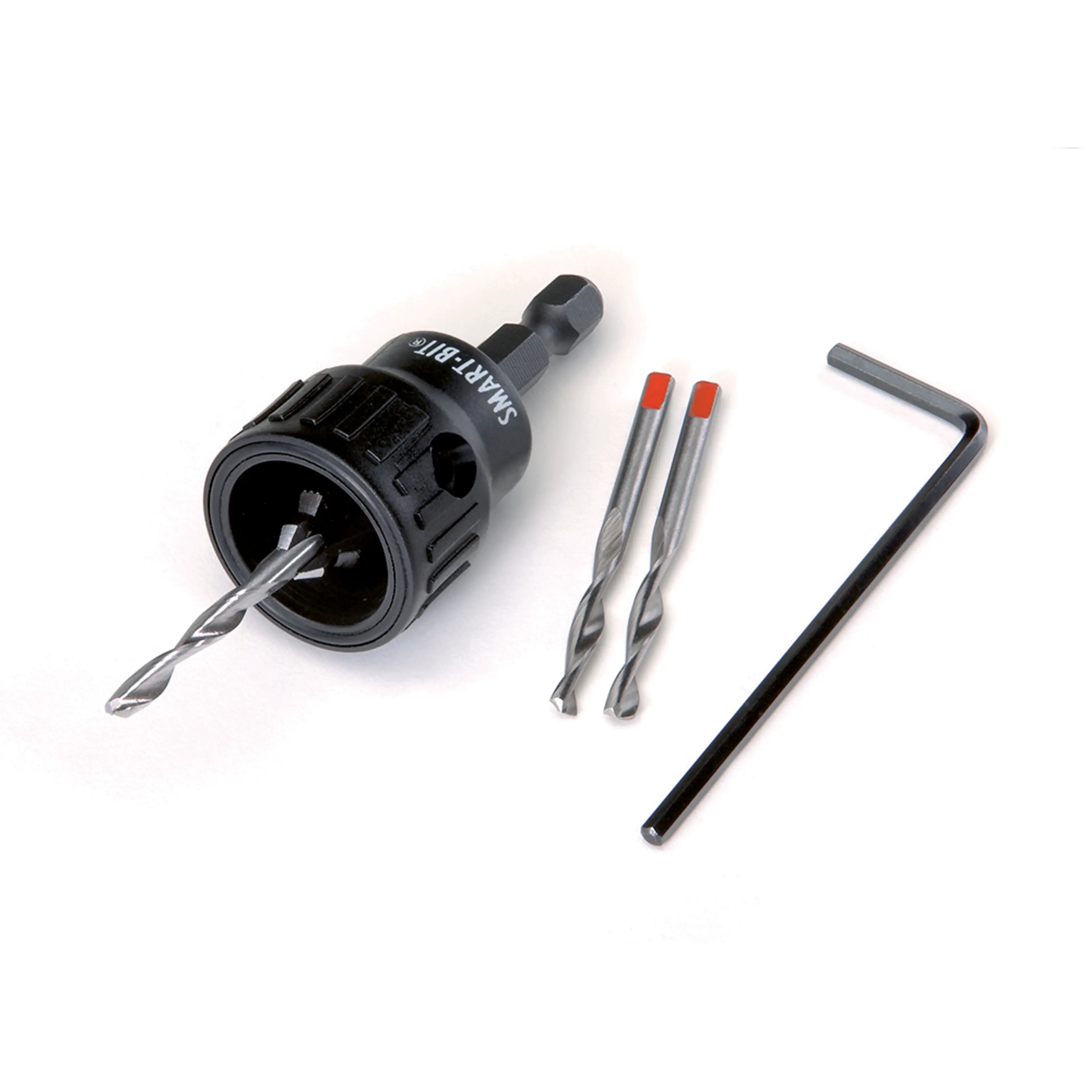 Set mèche scie-cloche avec foret central, deux forets supplémentaires, une clé hexagonale ; outils métalliques posés sur fond blanc.