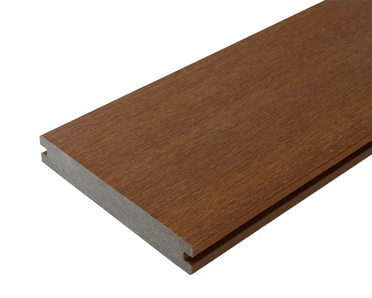 Lame de terrasse composite marron à relief bois, bords rainurés, section pleine stratifiée, référence ou marque non visible.