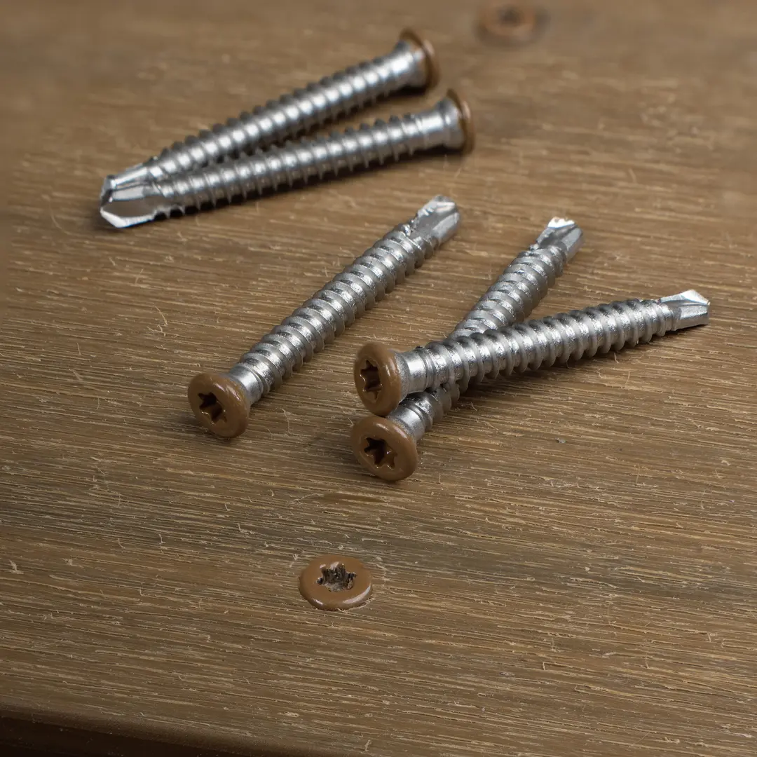 Système de fixation inox pour terrasse, vis inox tête colorée sur lambourde alu