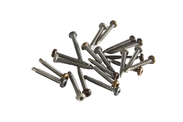 Boîte de vis métal Bardage WEO Vis 4,2x38mm 100pcs et plusieurs vis dispersées sur fond blanc.