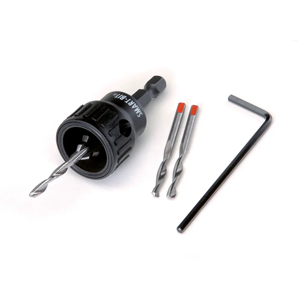 Cobra® Smart-bit mit montiertem Bohrer, zwei Ersatzbits mit roter Spitze und einem L-förmigen Sechskantschlüssel auf weißem Hintergrund gestellt.