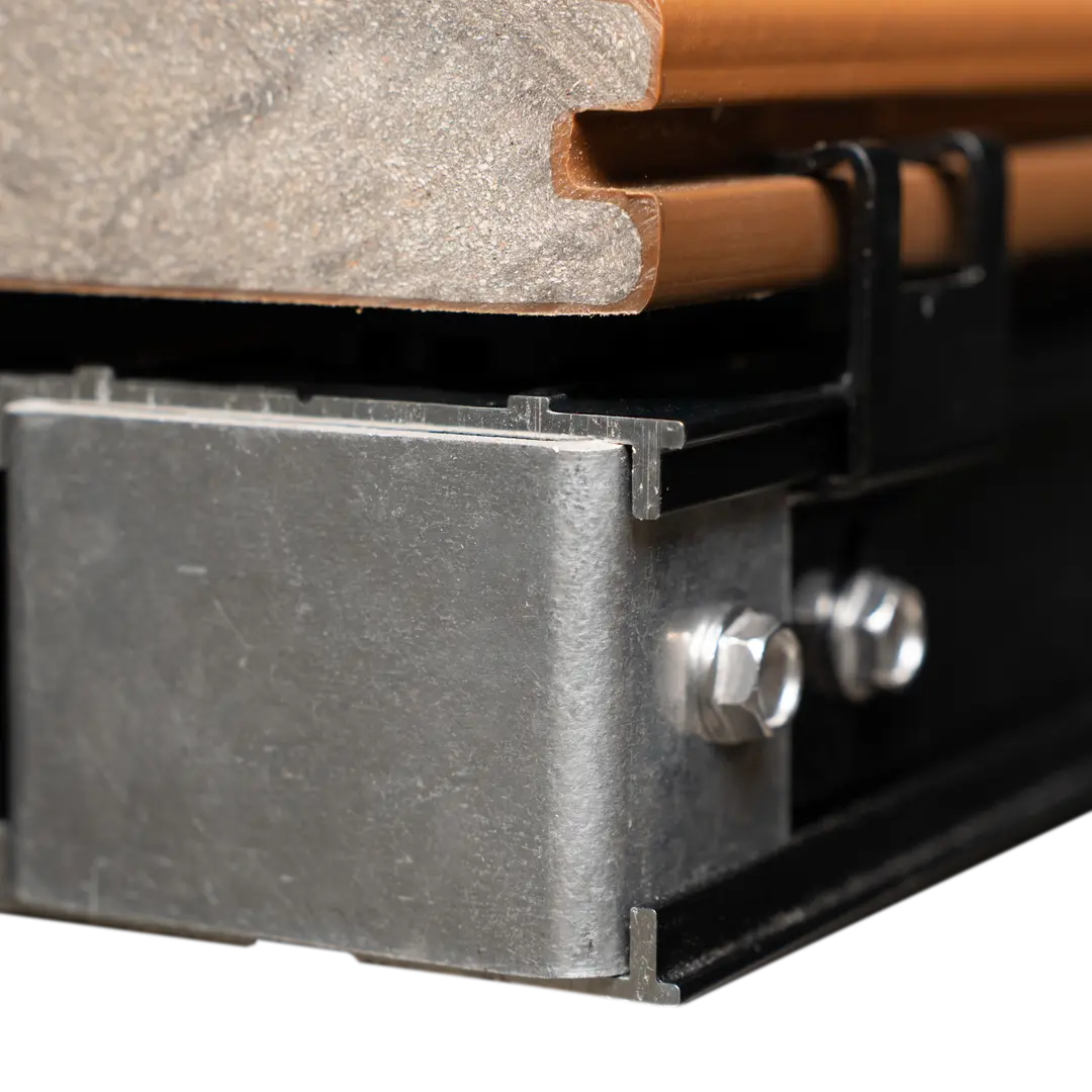 Capuchon lambourde aluminium structural en ambiance avec terrasse en bois