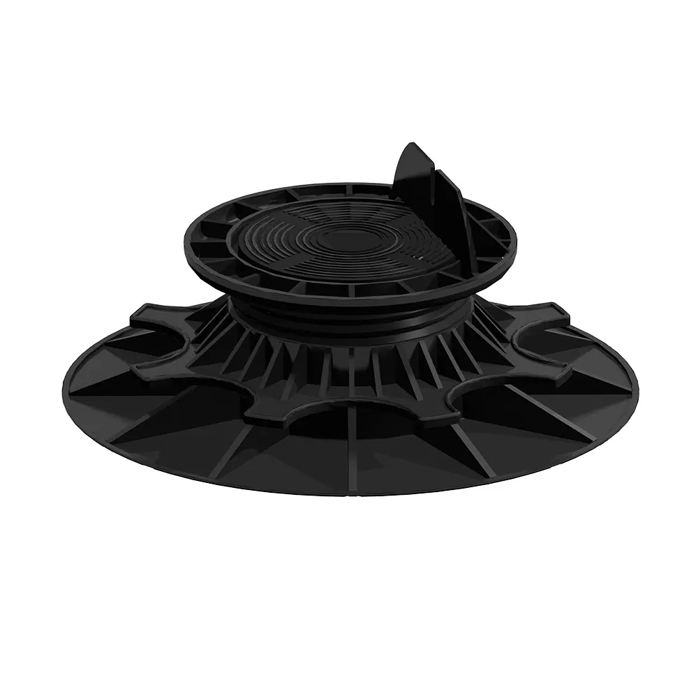 Plot plastique noir réglable pour terrasse, large base circulaire, ailettes verticales ; type support de dalle. Référence ou marque non lisible sur l'image.