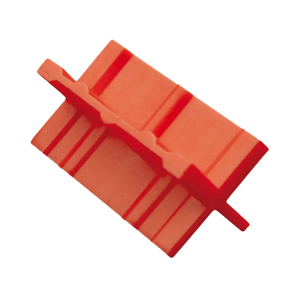 Set aus 8 roten Cobra® Deck Spacers Kunststoff-Abstandshaltern mit Rillen, schräg auf weißem Hintergrund präsentiert.