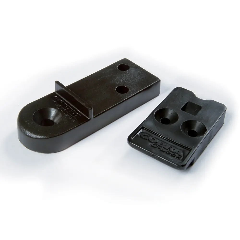 Cobra® D-LOCK Kit 4m², deux supports plastiques noirs : un rectangulaire à bout arrondi, un à deux ouvertures rondes avec texte en relief.